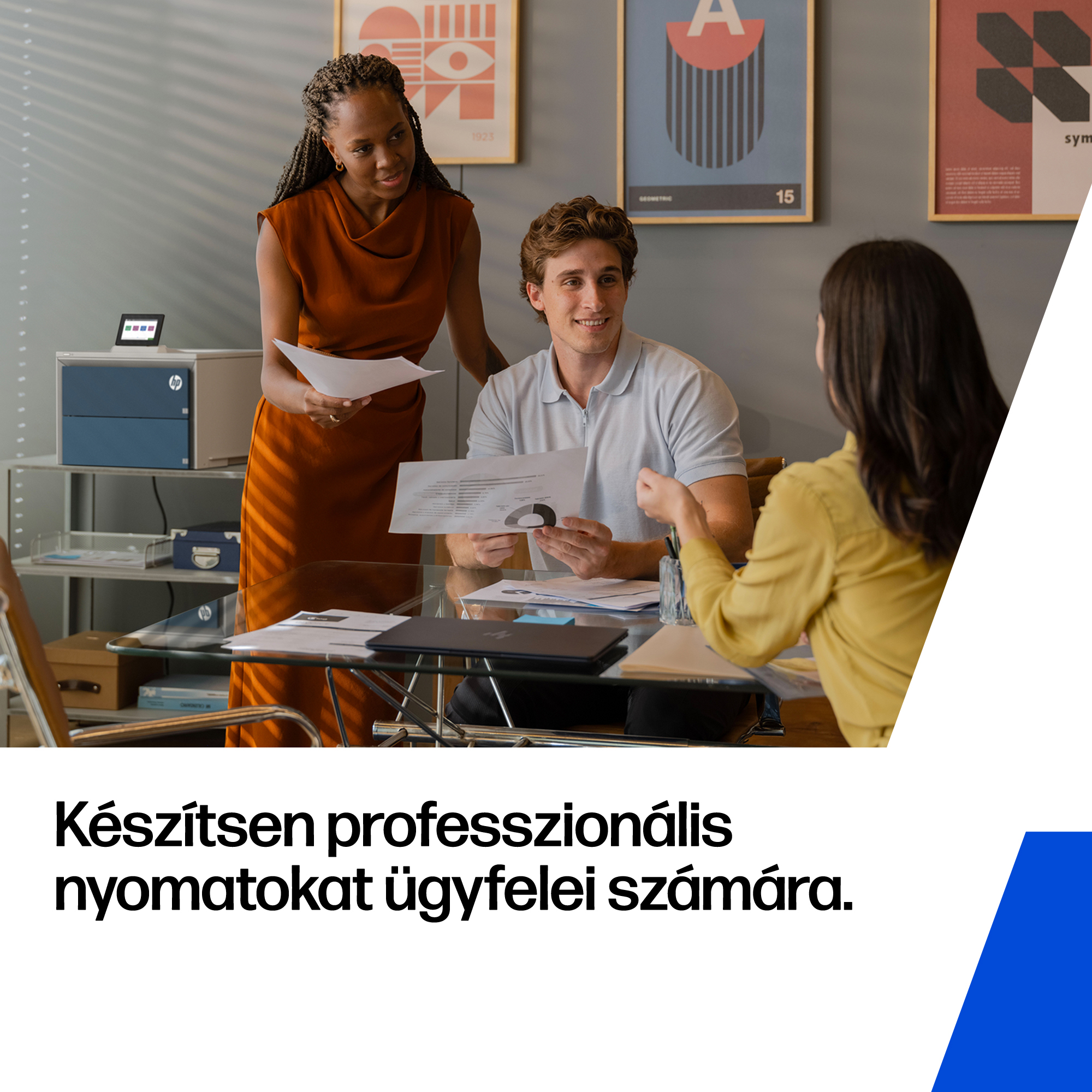 Három kolléga ül egy irodai üvegasztalnál, és dokumentumokat vitat meg.