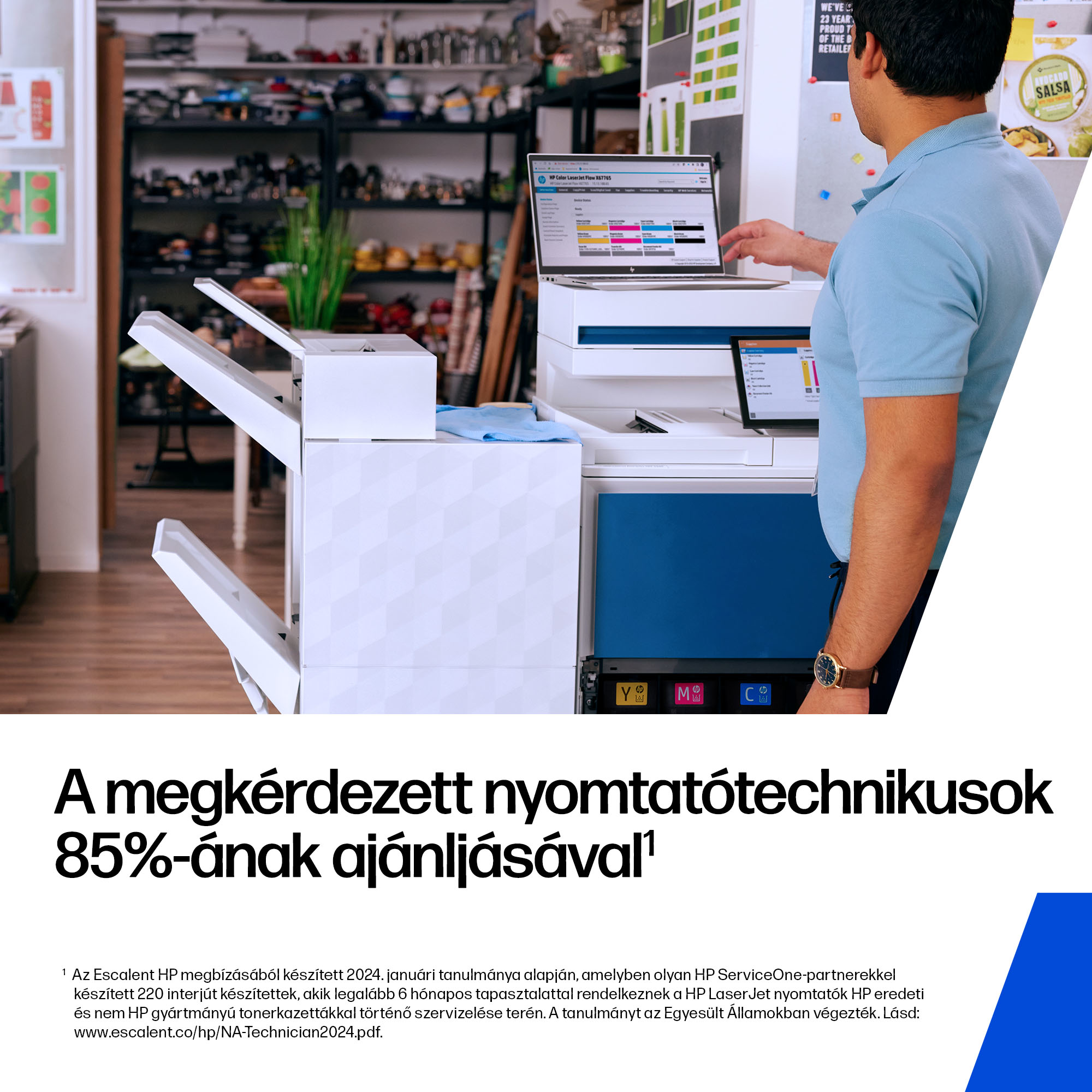 Kék inges férfi használ egy nagy irodai nyomtatót az irodában.