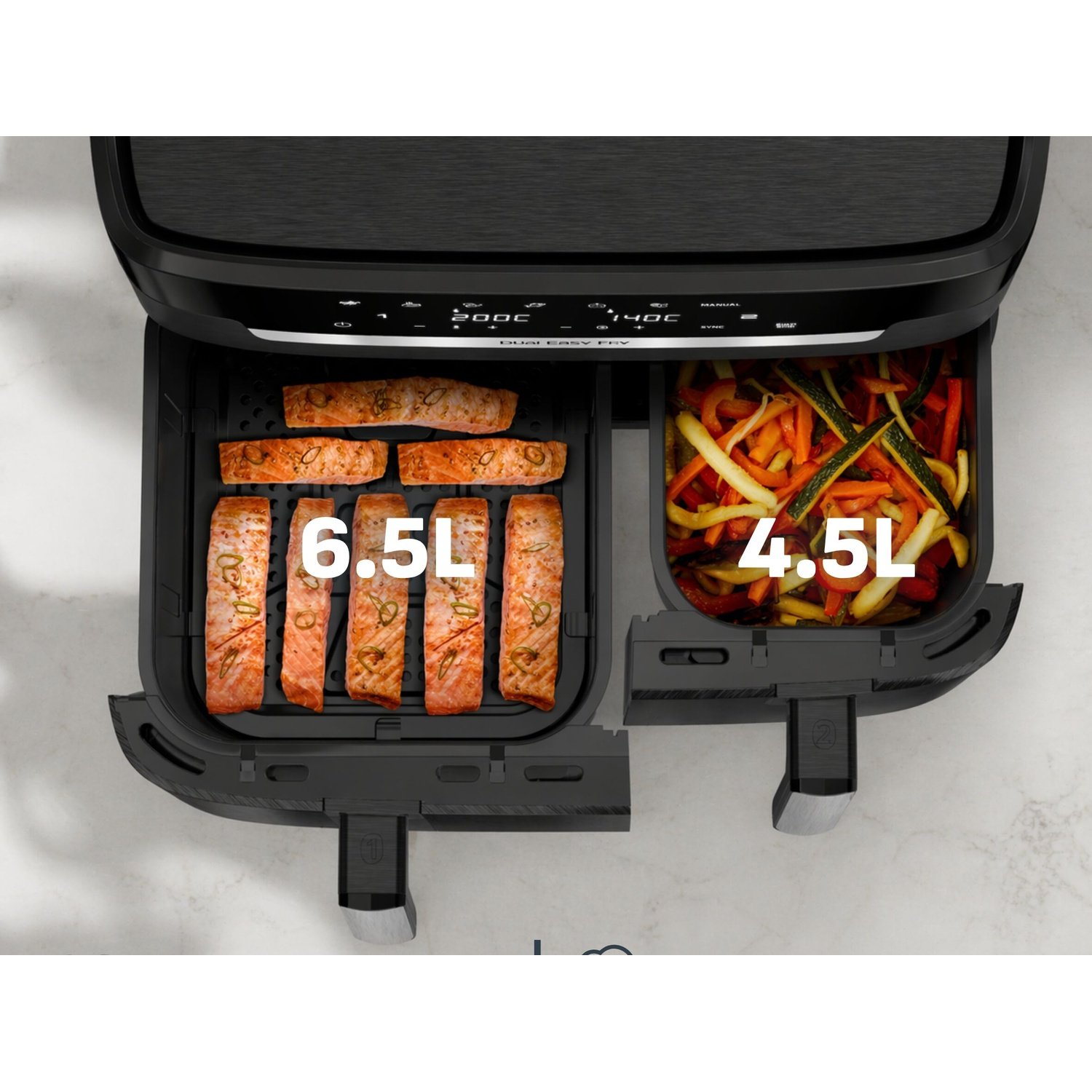 Friteuse sans huile double ouverte, avec des filets de saumon et des légumes dans les tiroirs.