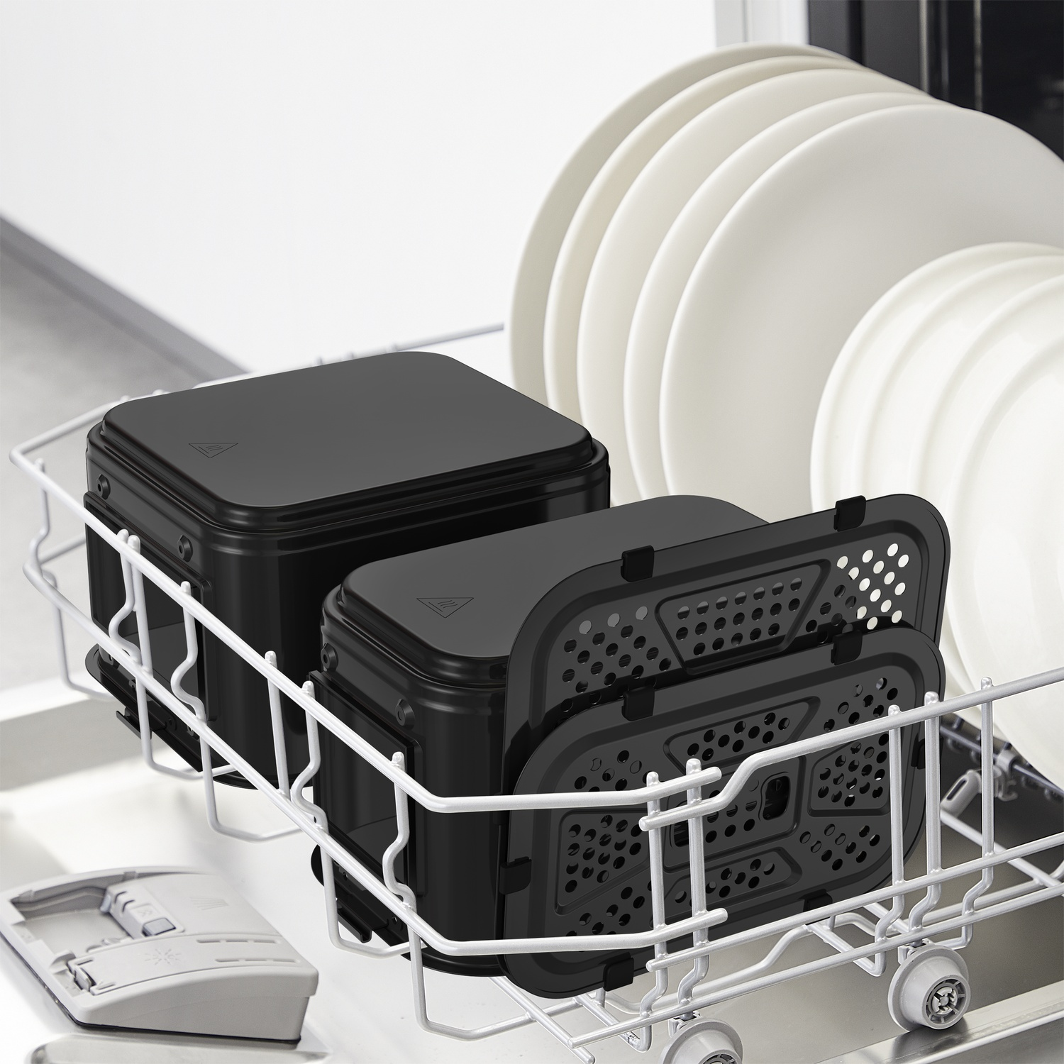 Lave-vaisselle contenant des assiettes blanches et des boîtes noires.
