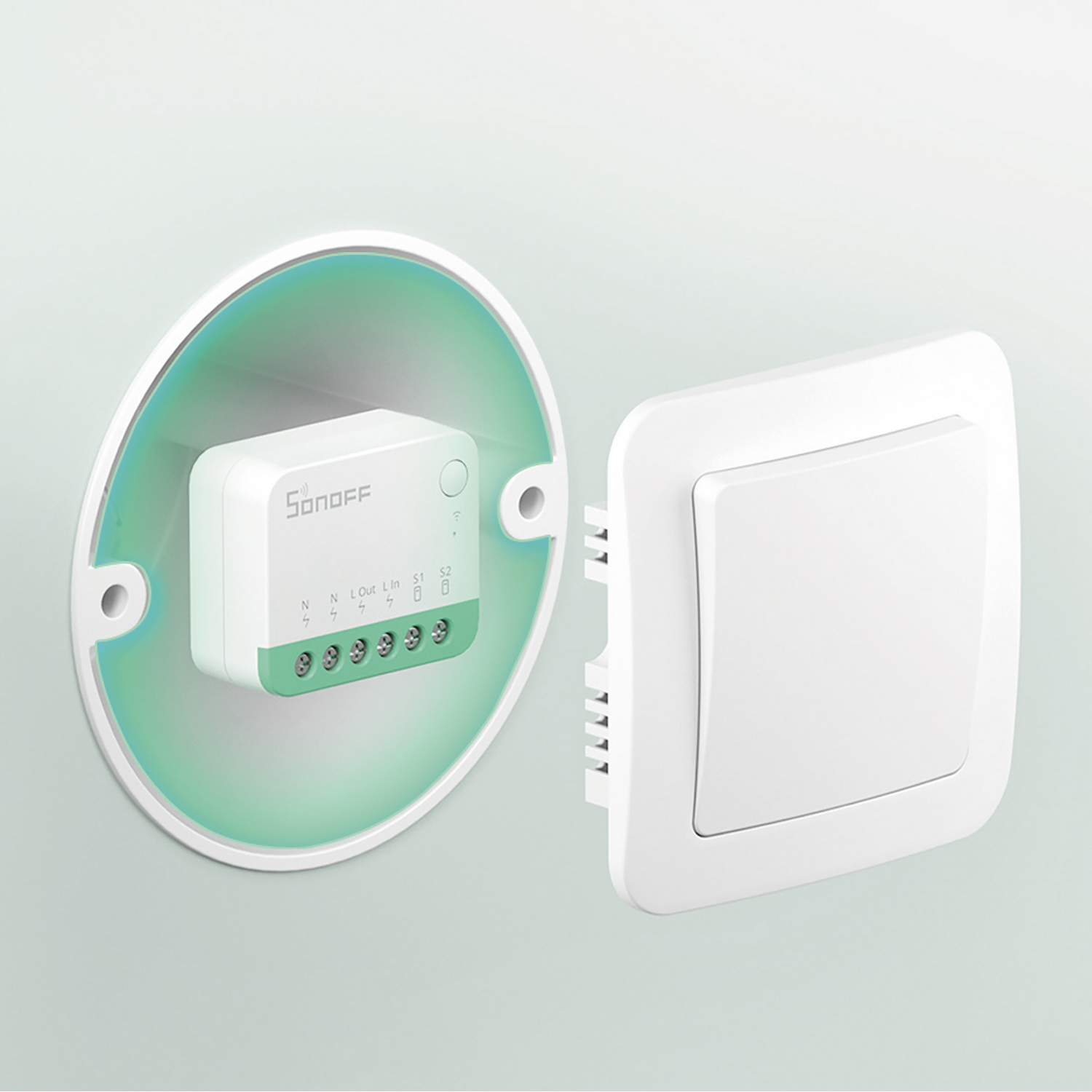 Un módulo de interruptor inteligente Sonoff instalado en una caja de pared junto a una placa de interruptor blanca.