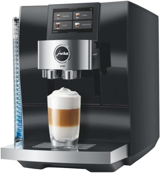 Cafetera negra Jura Z10 con pantalla digital y un vaso de latte macchiato en la bandeja antigoteo.
