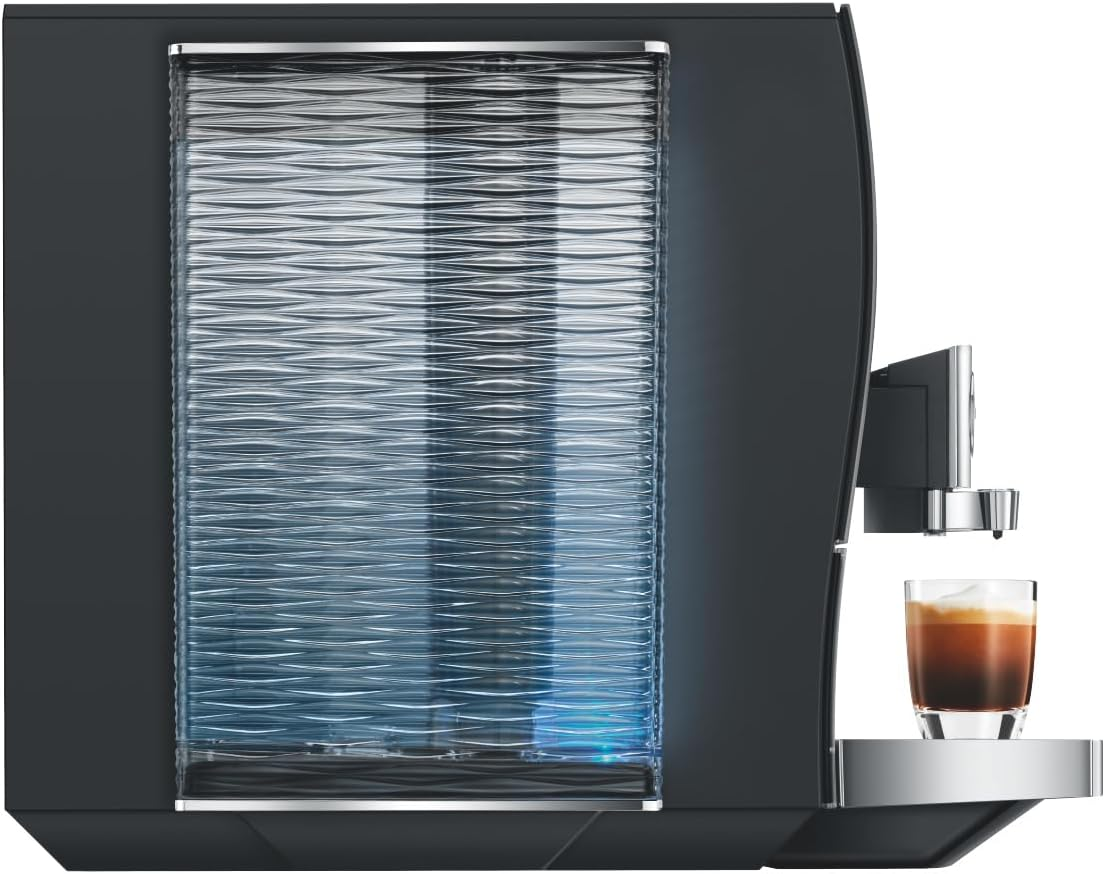 Cafetera negra moderna con depósito de agua iluminado en azul y una taza de café.