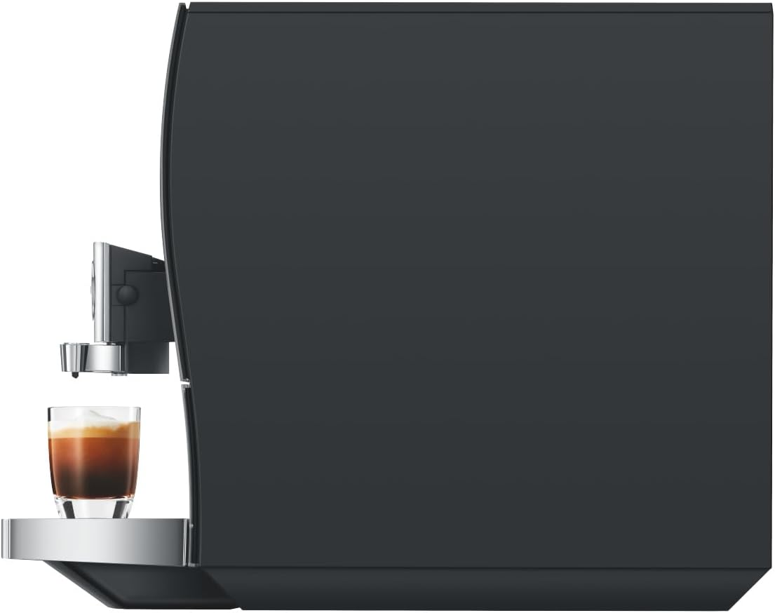 Vista lateral de una cafetera automática negra con una taza de espresso en la bandeja antigoteo.