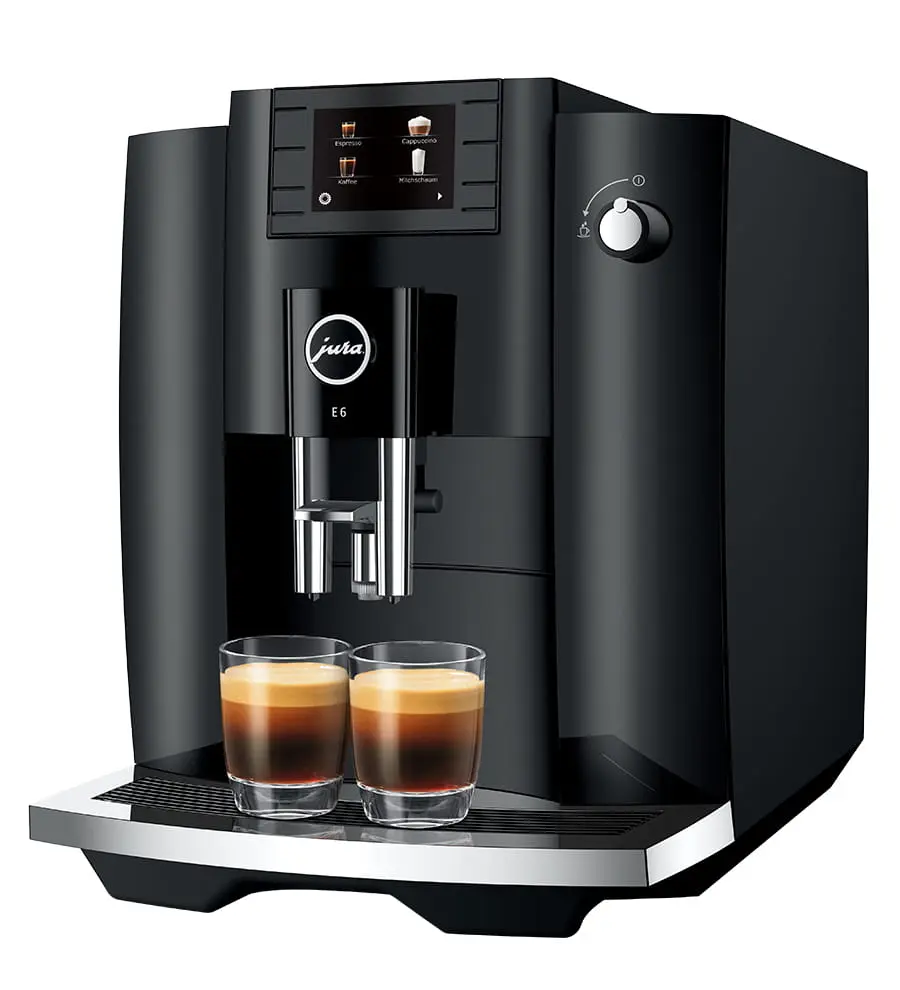 Cafetera automática negra Jura E6 con dos vasos de espresso en la bandeja de goteo plateada.