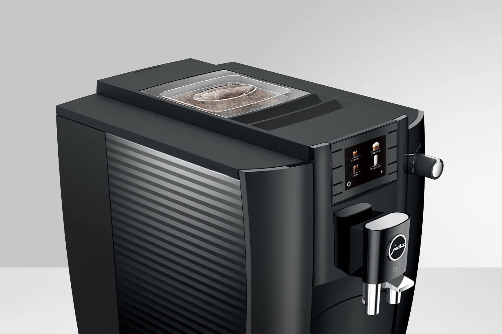 Moderna cafetera Jura negra con contenedor de granos y pantalla sobre fondo claro.