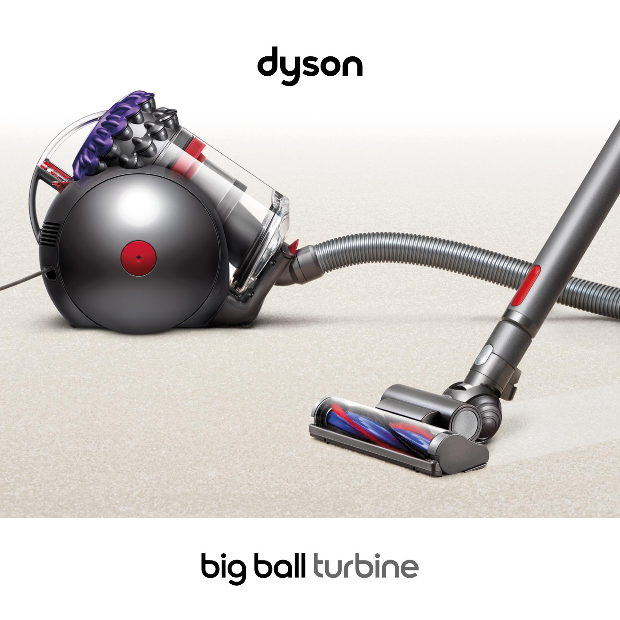 Ein Dyson Big Ball Turbine Staubsauger steht auf Teppichboden und zeigt sein Kugeldesign und die Bürste.