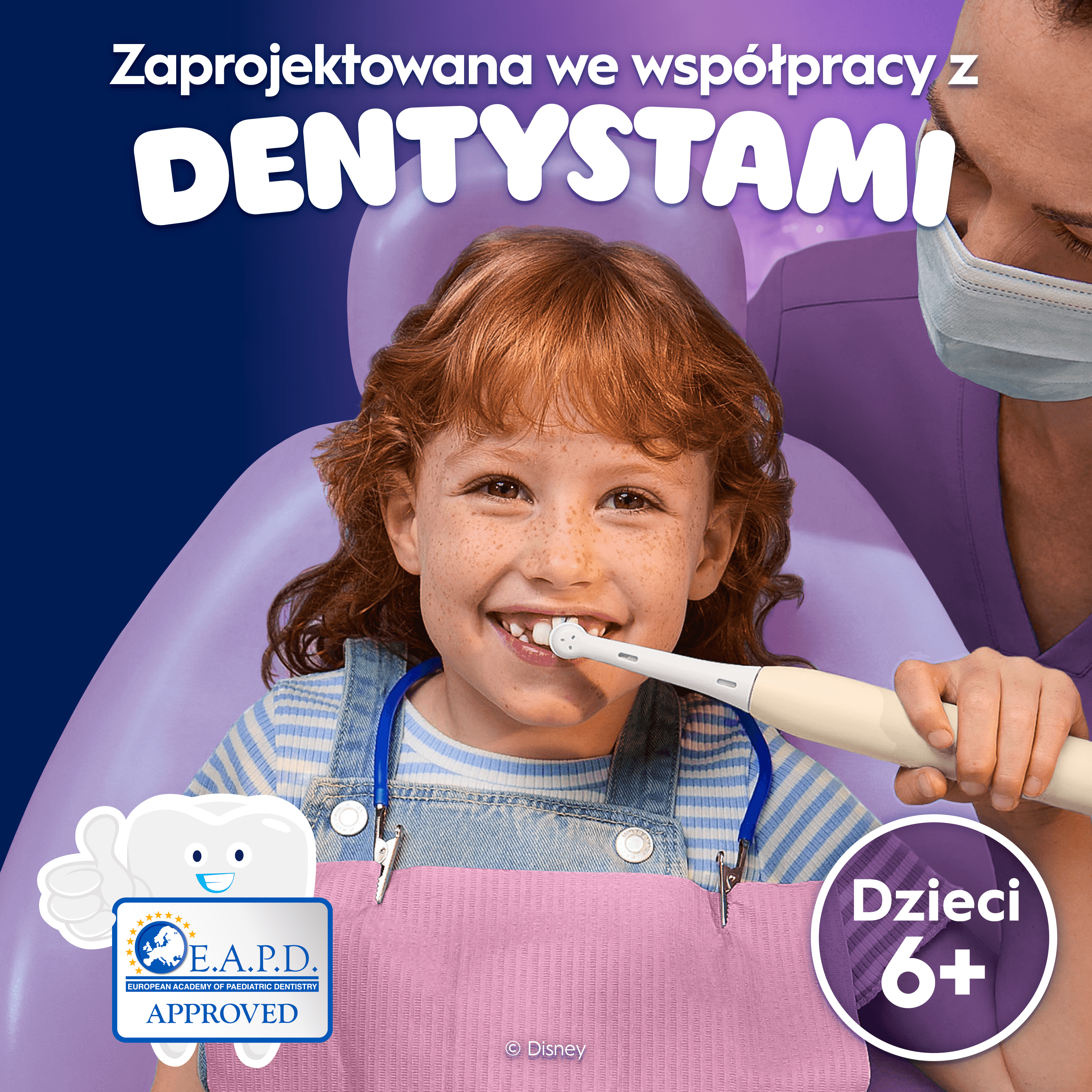 Uśmiechnięta dziewczynka myje zęby szczoteczką elektryczną w gabinecie dentystycznym.