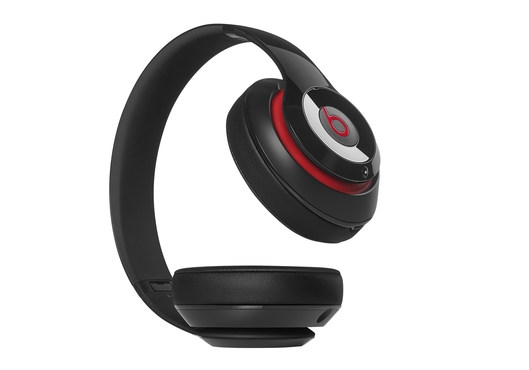 Schwarze Kopfhörer mit roten Akzenten. Das Beats-Logo ist sichtbar. Die Kopfhörer sind vor weißem Hintergrund.