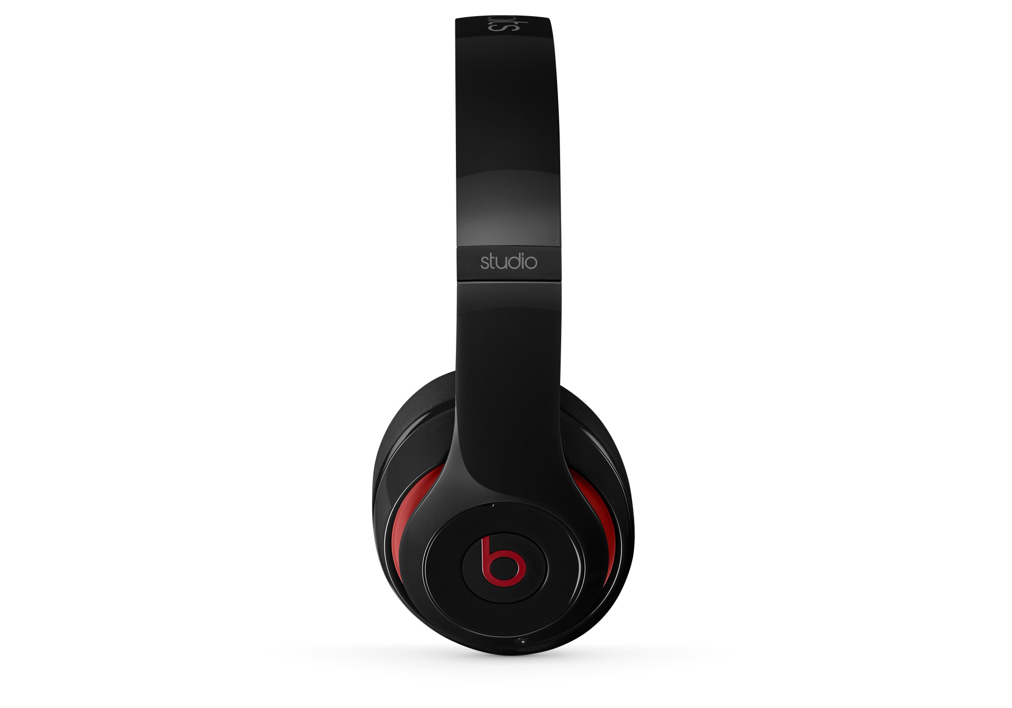 Schwarze Beats Studio Kopfhörer mit roten Ohrmuscheln und Beats-Logo. Auf weißem Hintergrund.