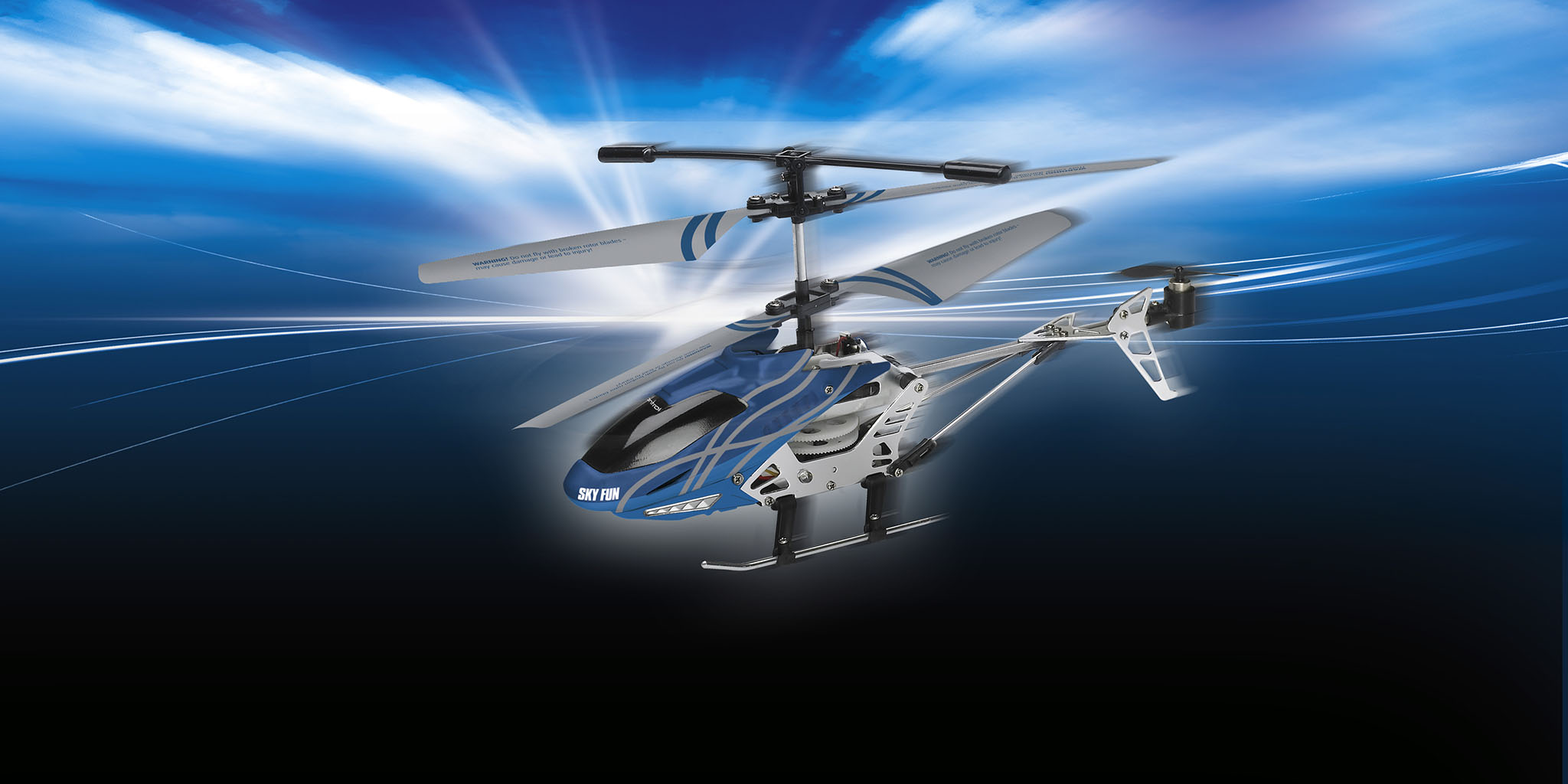 Blauer und silberner Spielzeug-Hubschrauber. Der Hintergrund hat einen blau-weißen Farbverlauf.