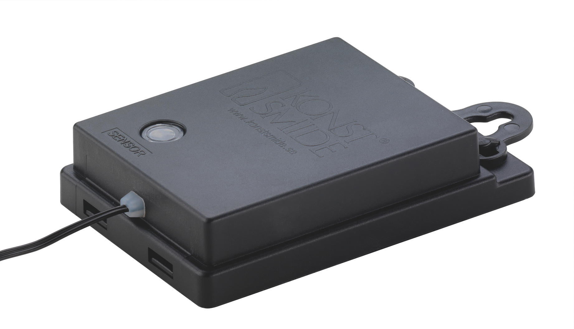 Ein kleiner, schwarzer, rechteckiger Sensor mit Draht und Linse. Der Markenname befindet sich auf dem Sensor.