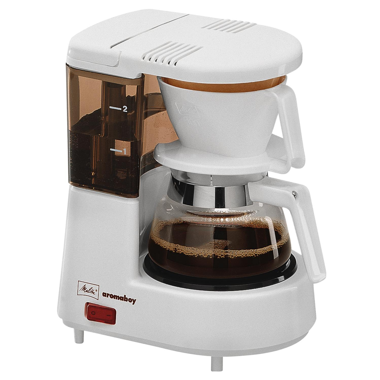 Eine weiße Kaffeemaschine mit braunem Wasserbehälter und Glaskaraffe.