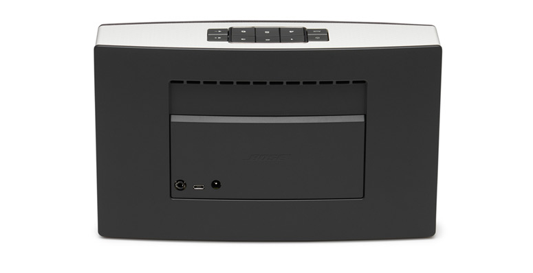 Schwarzer und silberner Bose-Lautsprecher mit schwarzer Rückwand mit Anschlüssen und 'BOSE'-Logo.