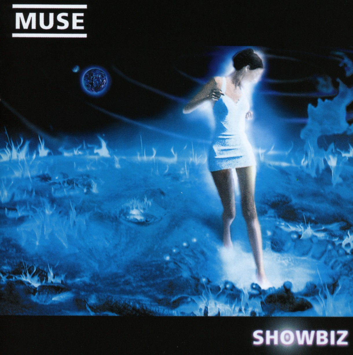 Albumcover: eine Frau in einem weißen Kleid mit blauem Licht. Der Bandname ist 'Muse' und das Album 'Showbiz'.