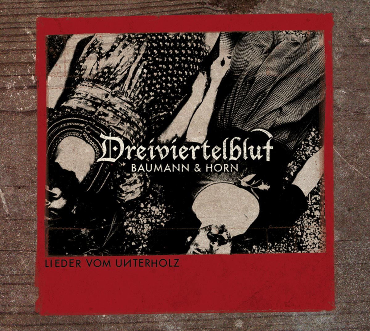 Rot umrahmtes Albumcover mit Schwarzweißbildern und Text.