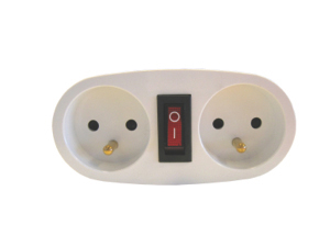 Witte elektrische adapter met twee stopcontacten en een rode aan/uit-schakelaar.