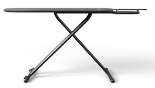 Une table à repasser avec un plateau gris et des pieds noirs sur fond blanc.