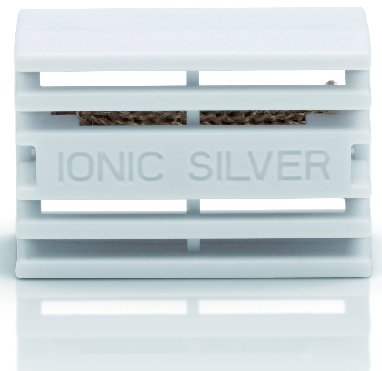 Ein weißer Ionensilber-Luftfilter mit horizontalen Schlitzen, mit dem Wort 'IONIC SILVER'.