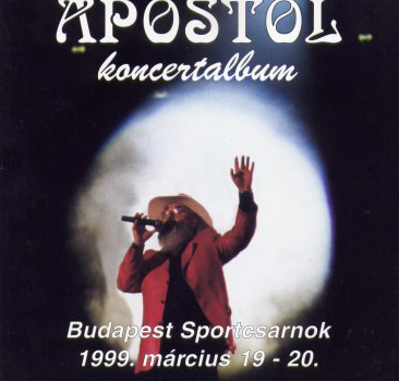 Album borító előadóval, aki a színpadon mikrofonba énekel.