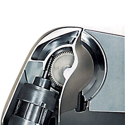 Nahaufnahme eines mechanischen Geräts mit Zahnrädern. Das Gerät besteht aus Metall und hat komplizierte Innenteile.