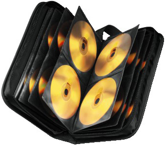 Étui de CD noir ouvert, contenant plusieurs CD dorés.