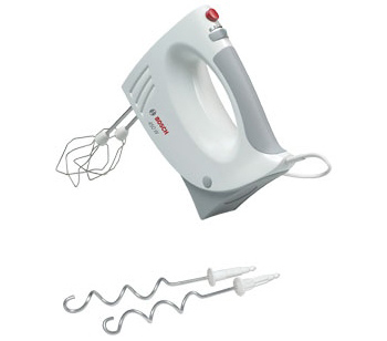 Weißer und grauer Handmixer mit zwei silbernen Rührbesen auf weißem Hintergrund.