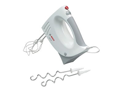 Weißer Handmixer, grauer Griff und zwei silberne Schneebesen, auf weißem Hintergrund.