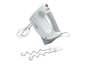 Ein weißer Handmixer mit zwei silbernen Rührbesen, mit dem Markennamen Bosch.