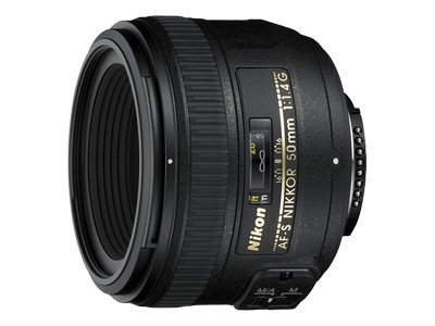 Schwarzes Nikon 50mm 1:1.4G Objektiv, isoliert auf Weiß. Das Objektiv ist zylindrisch.
