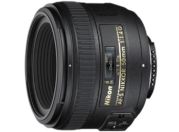 Schwarzes Kameraobjektiv mit goldener Schrift, Nikon AF-S NIKKOR 50mm 1:1.4G, isoliert.