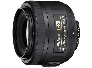 Ein schwarzes Nikon-Kameraobjektiv, Modell AF-S NIKKOR 35mm f/1.8G, vor weißem Hintergrund.