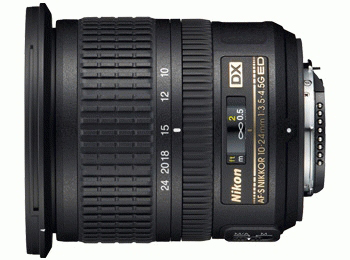 Schwarzes Nikon-Kameraobjektiv mit Markierungen am Objektivtubus.