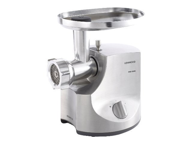 Ein Kenwood Fleischwolf aus Edelstahl. Auf weißem Hintergrund.