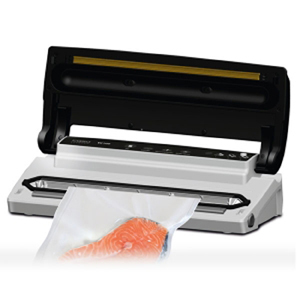 Ein Vakuumiergerät verschließt eine Packung mit Lachs. Die Maschine ist weiß und schwarz.