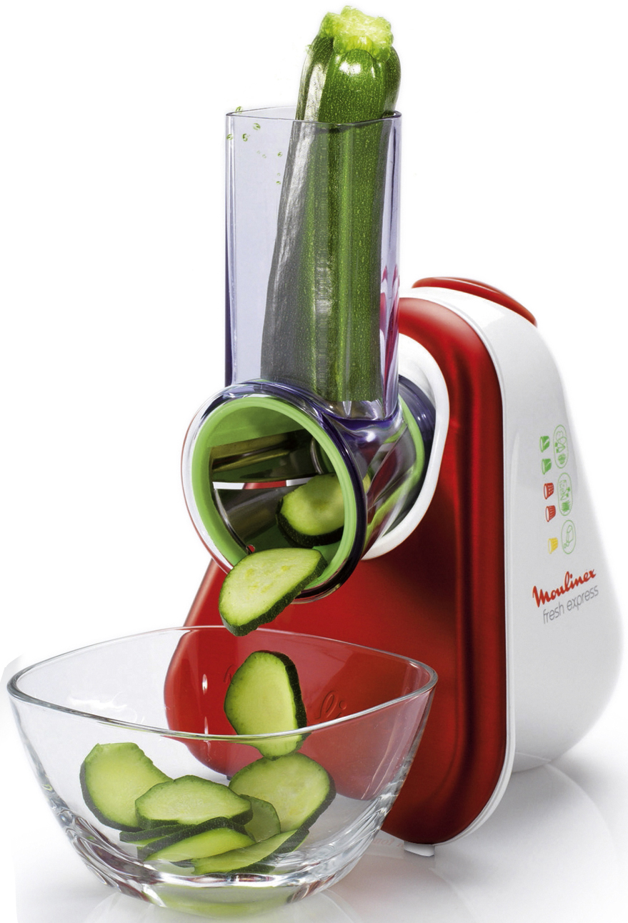 Ein roter und weißer Moulinex-Gemüseschneider mit Zucchini im Inneren und geschnittener Zucchini in einer Glasschüssel.