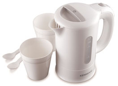 Ein weißer Wasserkocher mit einer weißen Tasse und zwei Löffeln daneben. Der Hintergrund ist weiß.