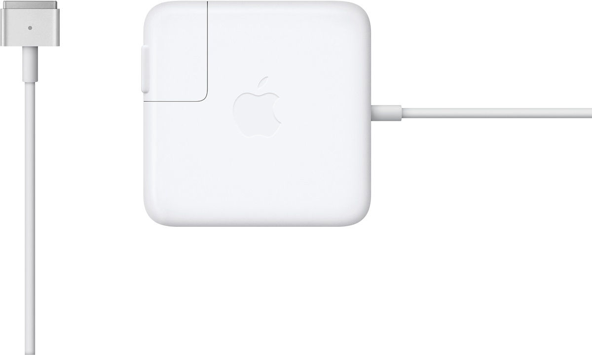 Chargeur d'ordinateur portable Apple blanc avec un câble blanc et une tête magnétique.