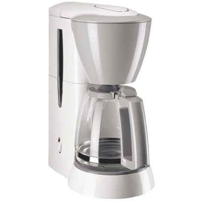 Eine weiße Kaffeemaschine mit transparenter Karaffe und rotem Einschaltknopf.