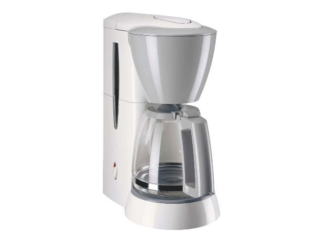 Eine weiße Filterkaffeemaschine mit einer Glaskaraffe. Sie hat einen grauen Deckel und eine rote Betriebsanzeige.