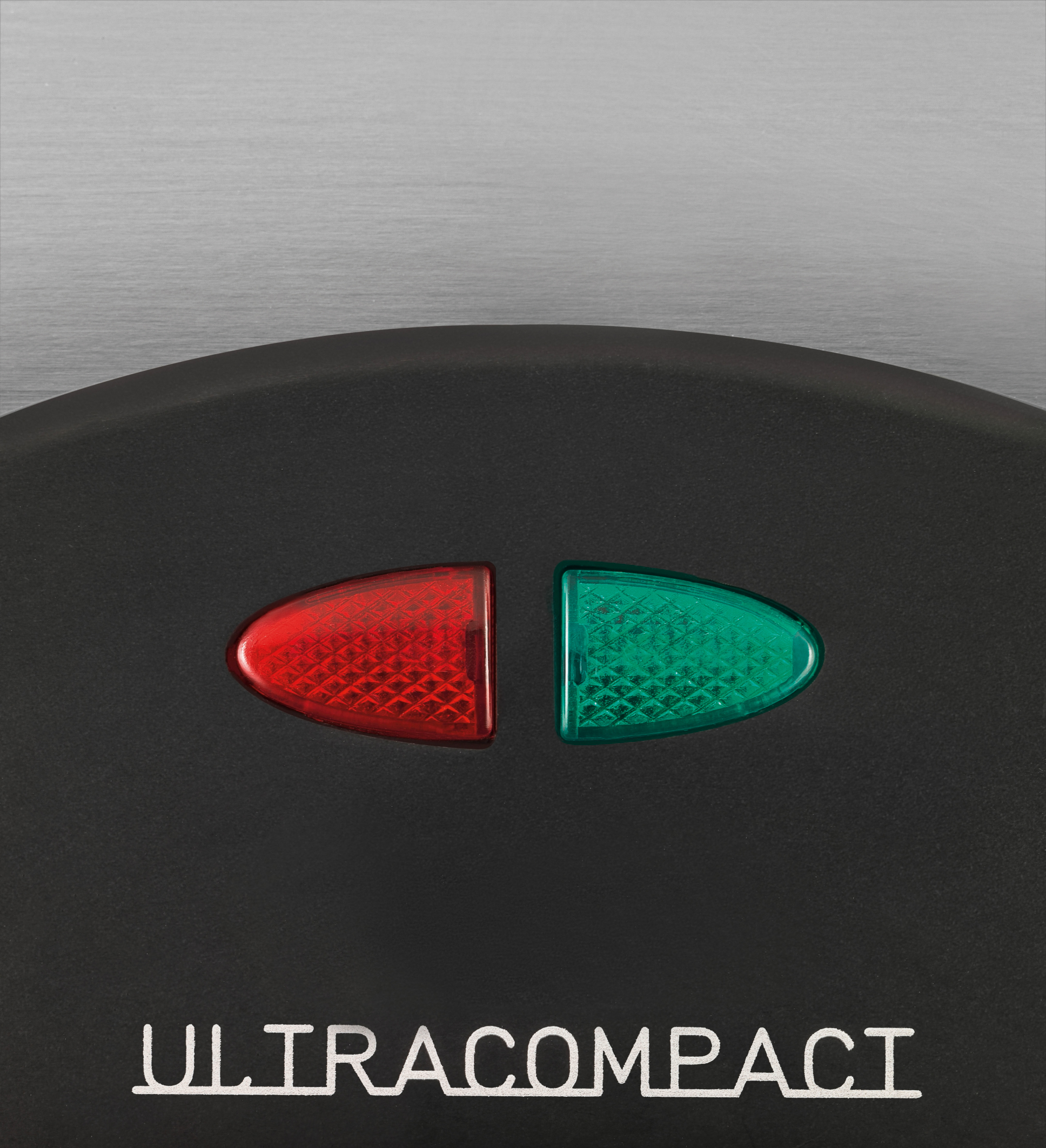 Schwarzes Gerät mit roten und grünen Lichtern. Das Wort 'ULTRACOMPACT' ist darunter gedruckt.