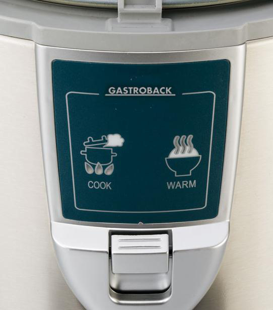 Reiskocher-Bedienfeld. Tasten für 'COOK' und 'WARM'. Marke Gastroback. Symbole für Kochen und Warmhalten.