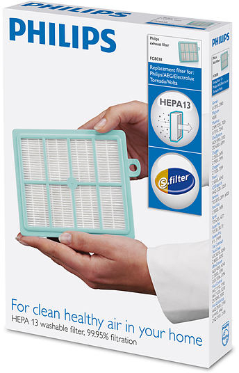 Eine Person hält eine Box mit einem Filter. Auf der Box steht 'HEPA13 waschbarer Filter'.