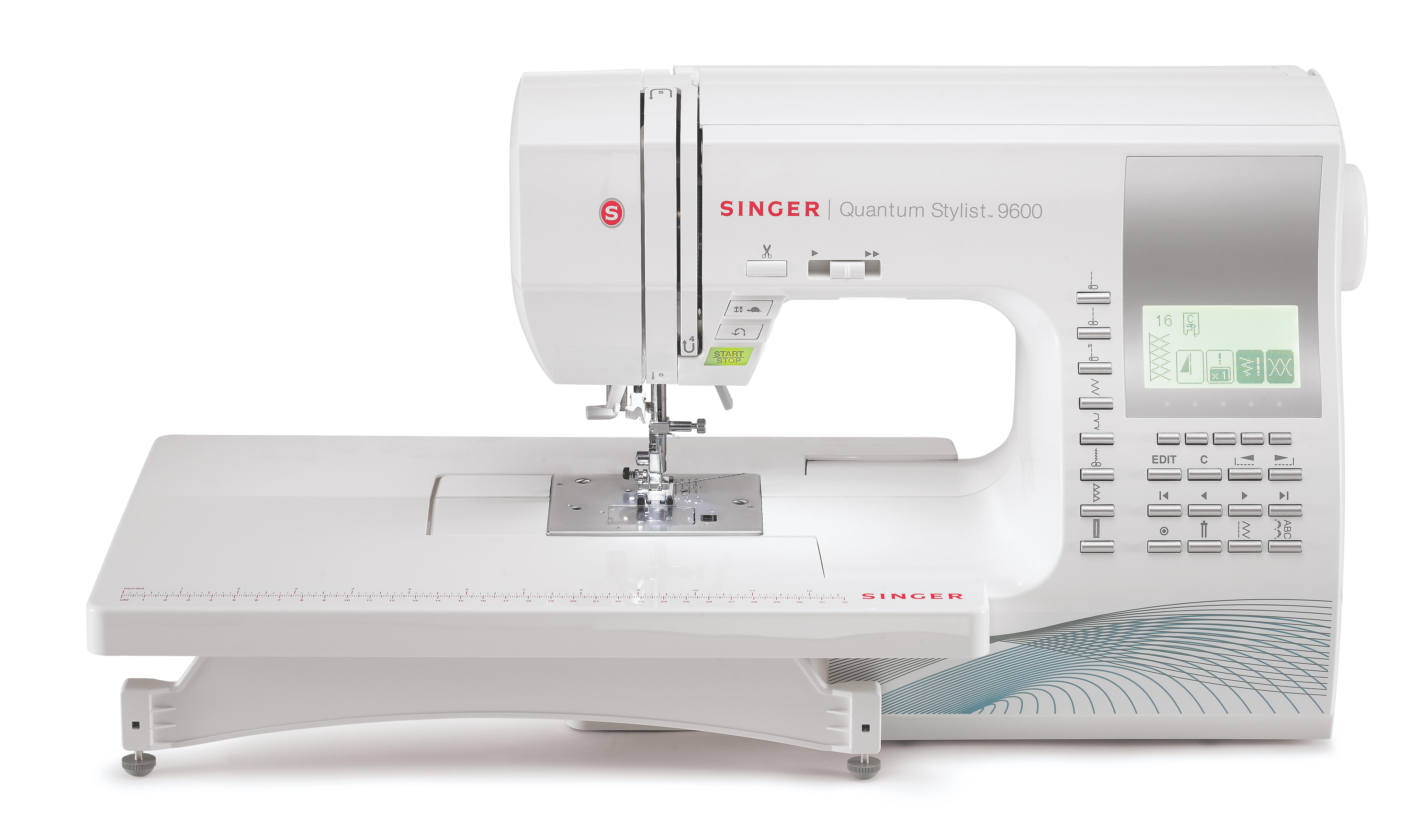 Weiße Nähmaschine mit langer Arbeitsfläche und Digitalanzeige. Markenname ist 'SINGER'.