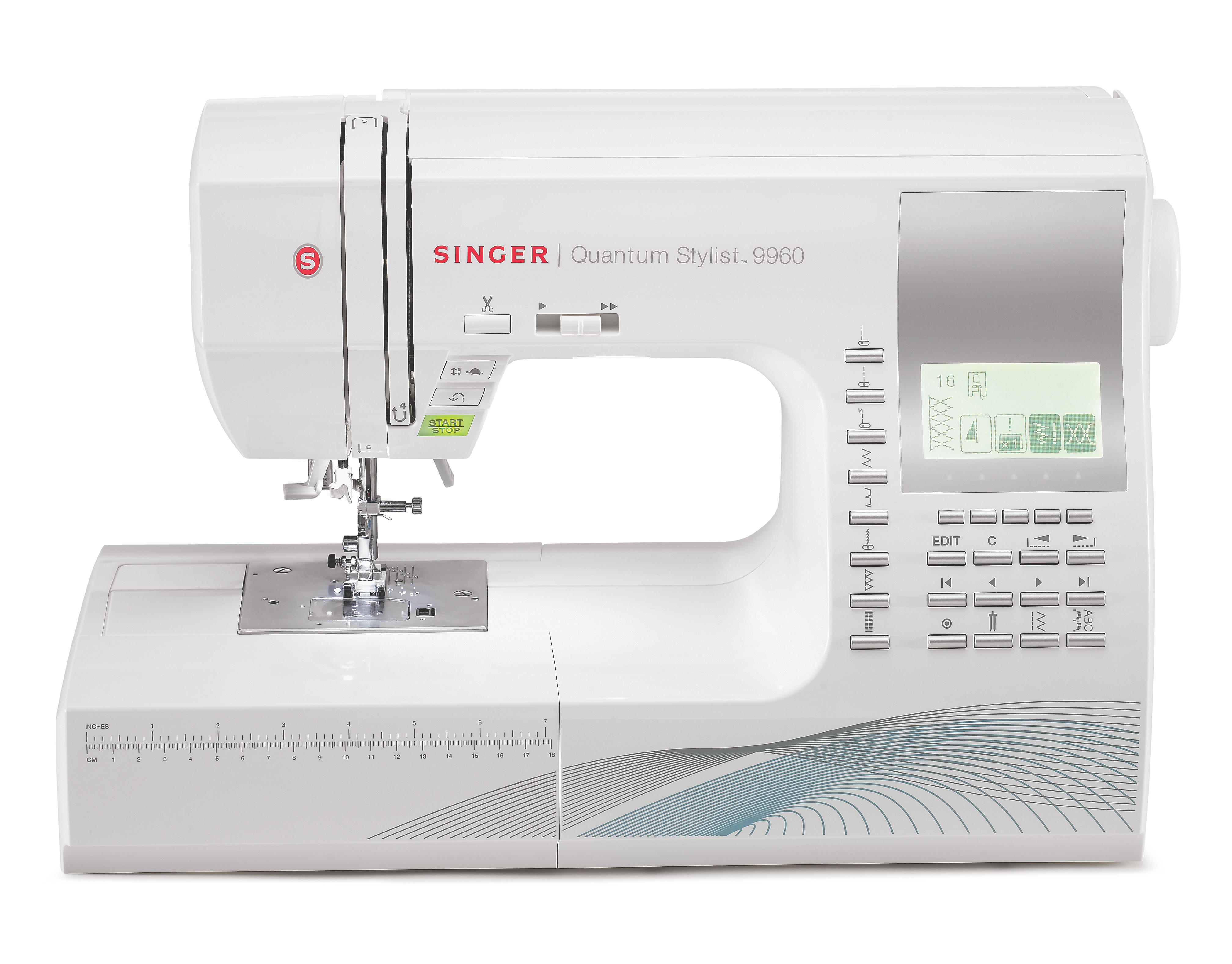 Eine weiße Singer Quantum Stylist 9960 Nähmaschine auf weißem Hintergrund.