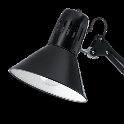 Schwarze Schreibtischlampe, zum Betrachter geneigt, Glühbirne leuchtet.