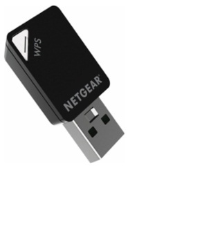 Ein schwarzer Netgear USB-WLAN-Adapter mit USB-Anschluss und WPS-Taste.