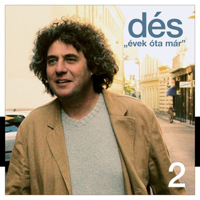 Album borító. Egy férfi zakóban, városi háttérrel. A cím: 'dés'.