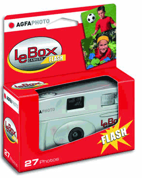 Silberne Le Box Kamera in roter Box mit Fußball- und Kinderbild oben. Auf der Box steht 'AGFA PHOTO' und 'FLASH'.