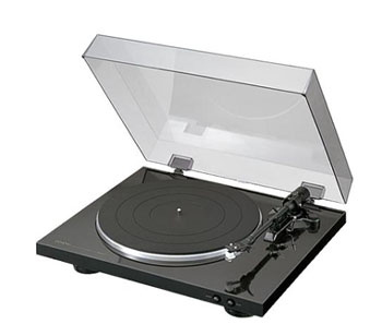 Schwarzer Plattenspieler mit geöffneter, transparenter Abdeckung. Schwarzer Arm und Teller.